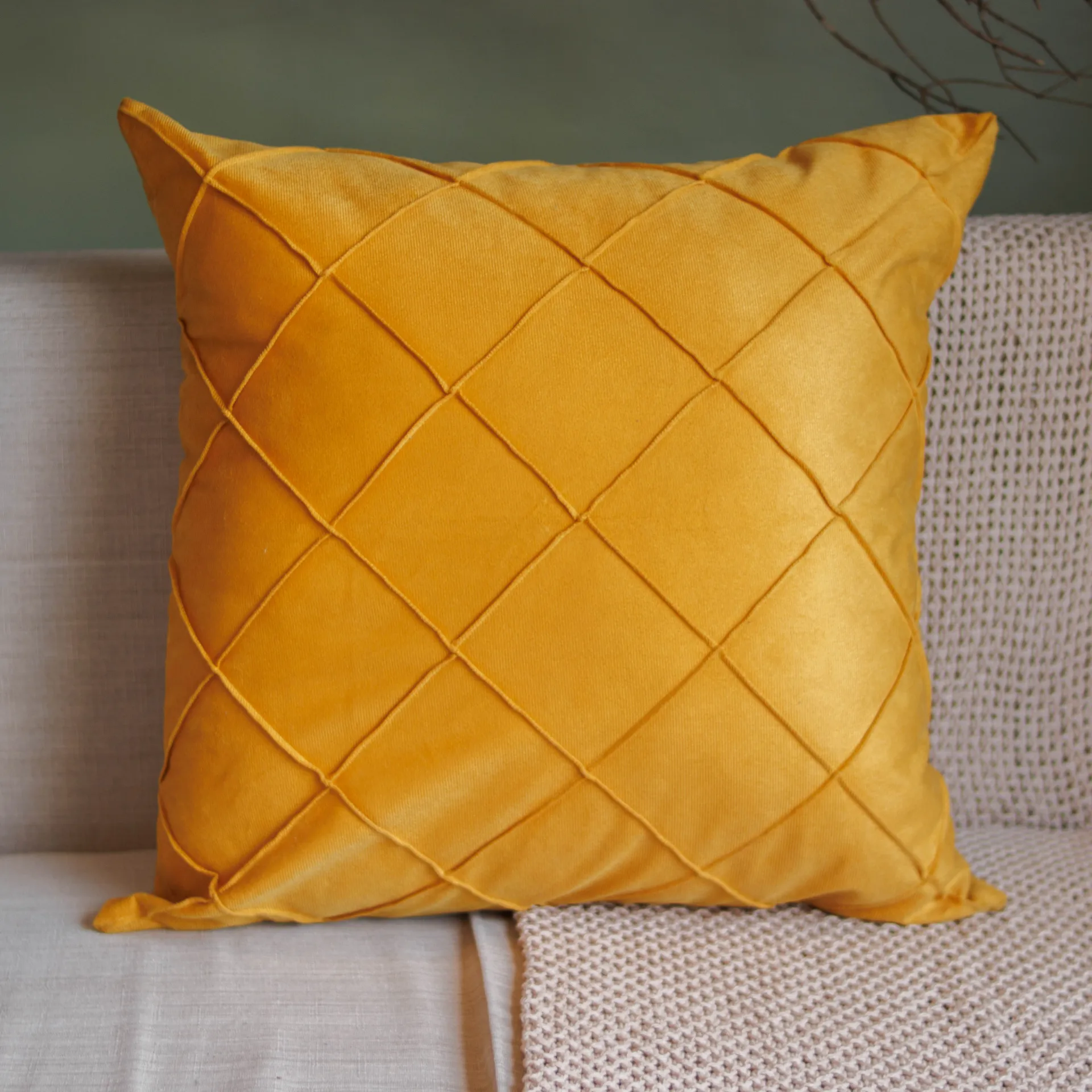 Capa Almofada Suede Drapeada Mostarda 45X45