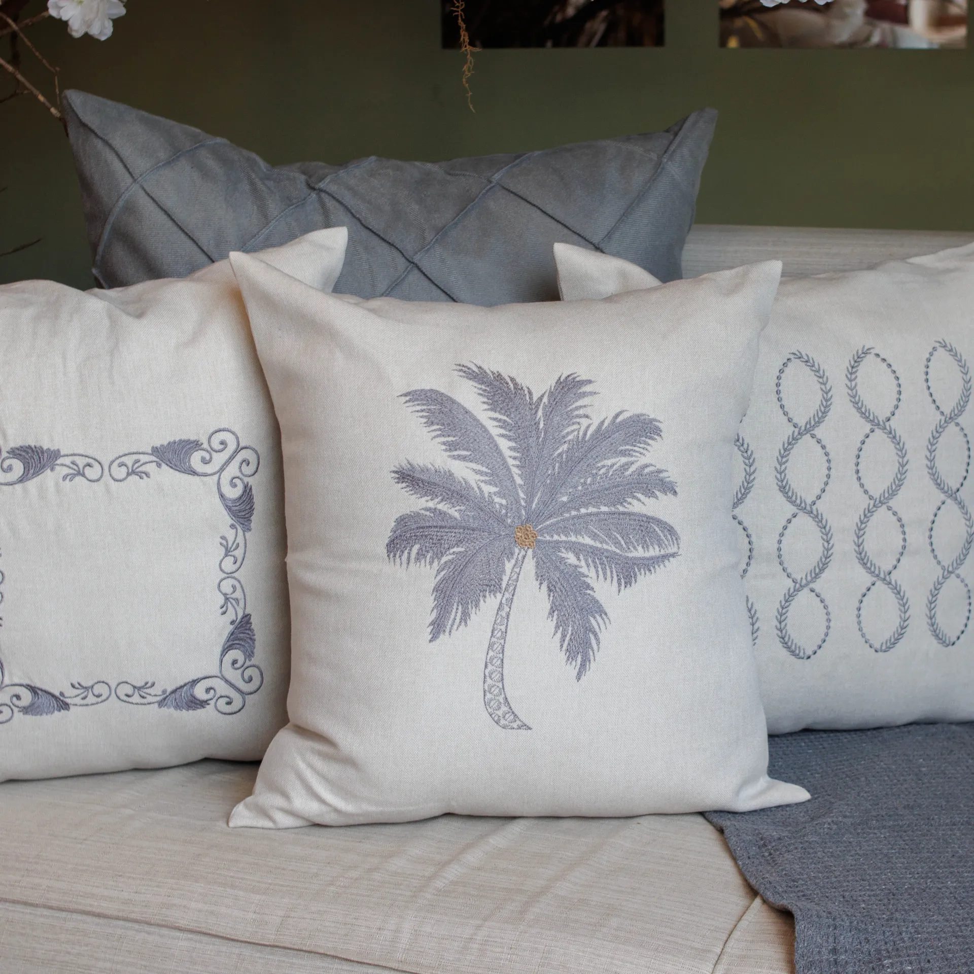 Capa Almofada Bordada Coqueiro Cinza