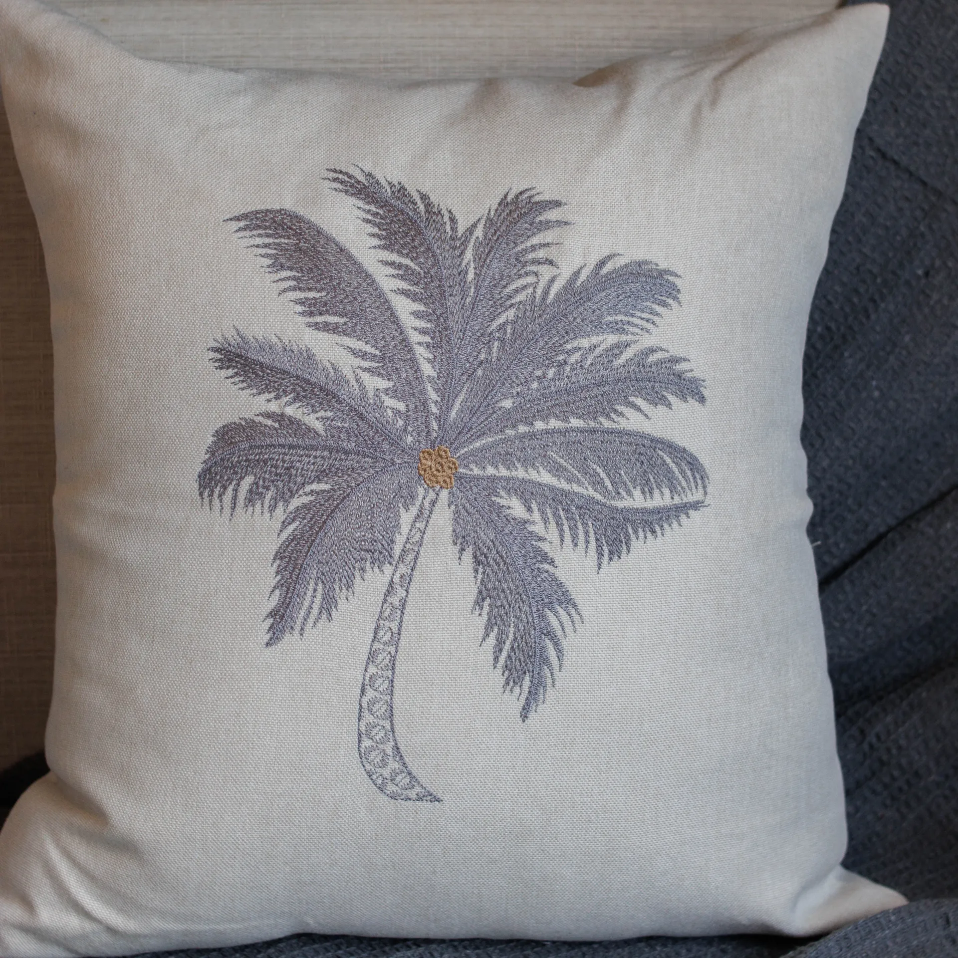 Capa Almofada Bordada Coqueiro Cinza