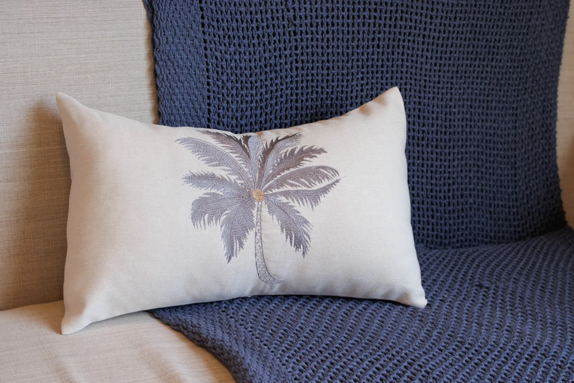 Capa Baguete Bordada Coqueiro Cinza